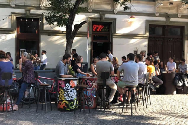 Bares de Buenos Aires con mesas en la vereda y al aire libre